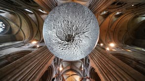 Luke Jerram se 'Museum of the Moon' in die katedraal van Durham