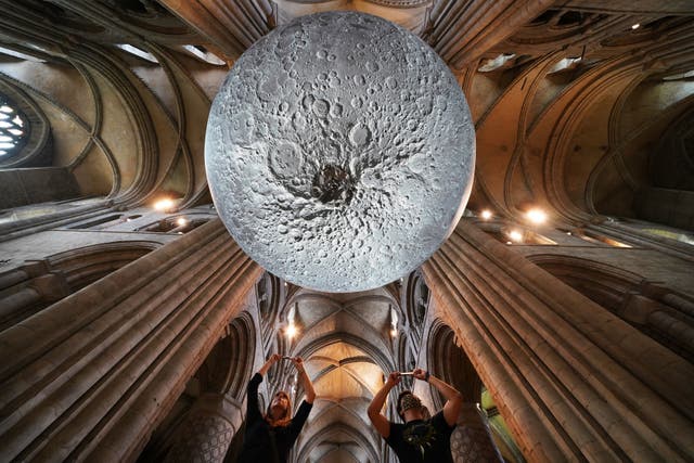 Luke Jerrams 'Museum of the Moon' ved Durham Cathedral