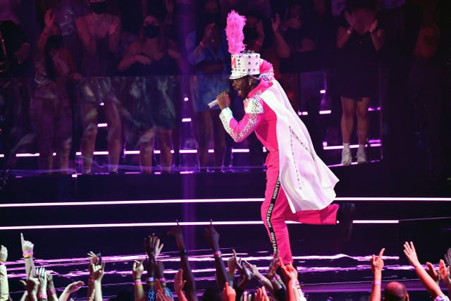 US rapper Lil Nas X performs on stage during the 2021 MTV Video Music Awards at Barclays Center in Brooklyn, Nova york