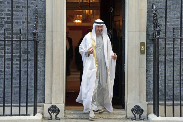Sheikeh MOhammed bin Zayed Al Nahyan, líder de Abu Dhabi, sai de Downing Street após se encontrar com Boris Johnson