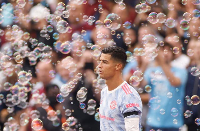 在伦敦体育场对阵西汉姆联队的比赛前，曼联队的克里斯蒂亚诺·罗纳尔多被气泡包围