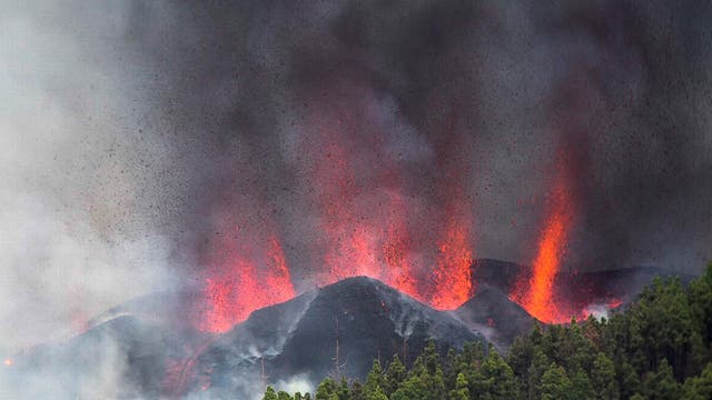 Smoke and magma rise to the sky from the volcanic eruption in El Paso, Palmen, Kanariøyene