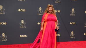 Ashley Nicole Black wears a flowing orange and pink gown at the 2021 艾美奖