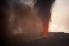 Vulkanutbrudd i La Palma "kan vare tre måneder" som en 12 meter høy lavabjørnvegg nede på landsbyen