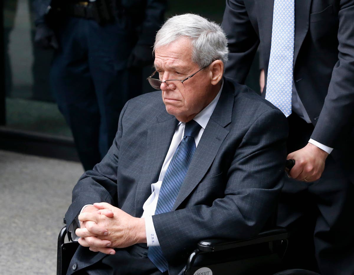 Hastert's settlement with accuser to be finalized Monday