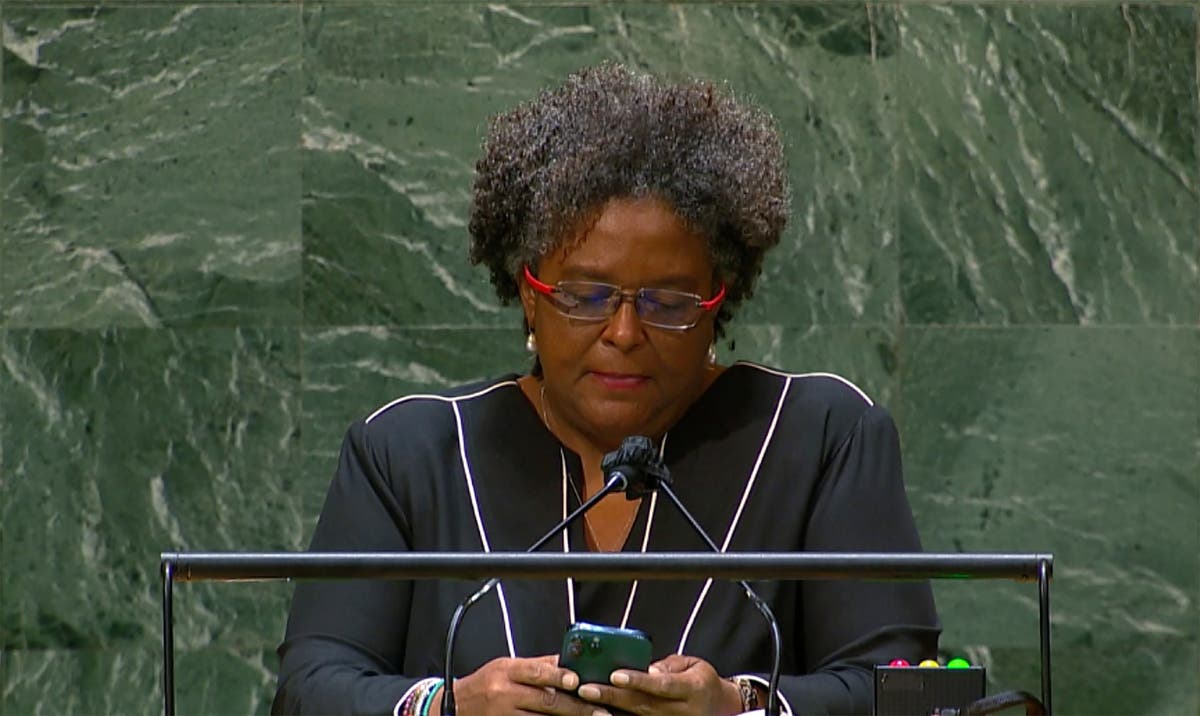 垣間見る: Phone in hand, Barbados PM dials into issues at UN