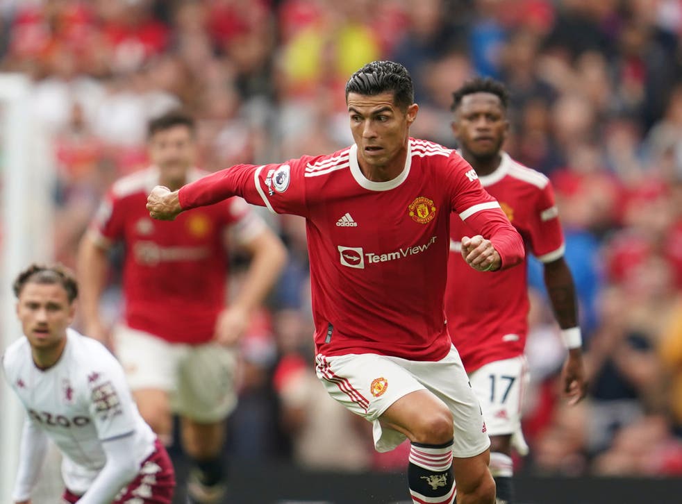 <p>Cristiano Ronaldo drives up the Old Trafford pitch for Man United</磷>