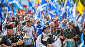 スコットランドの独立派支持者は、エジンバラのスコットランド議会の外で行進と集会を開催します, スコットランド