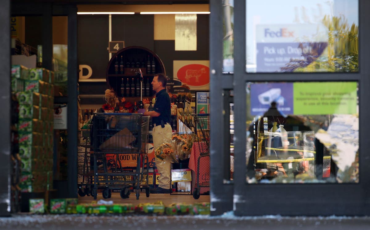 警察: Gunman in grocery store shooting lost job that day