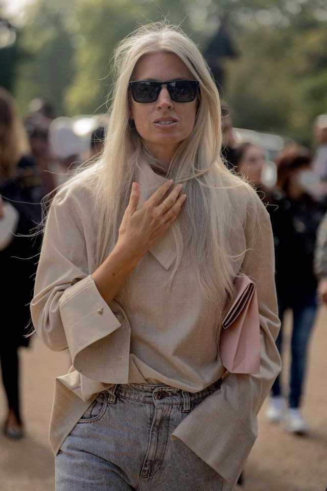 Sarah Harris, rédactrice en chef adjointe de Vogue britannique, a opté pour une blouse Roksanda en lin beige, associé à un jean gris