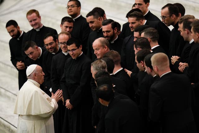 教皇フランシスコは、バチカンのパウロ6世ホールで毎週行われる一般聴衆の中で、神学校のグループに会います。