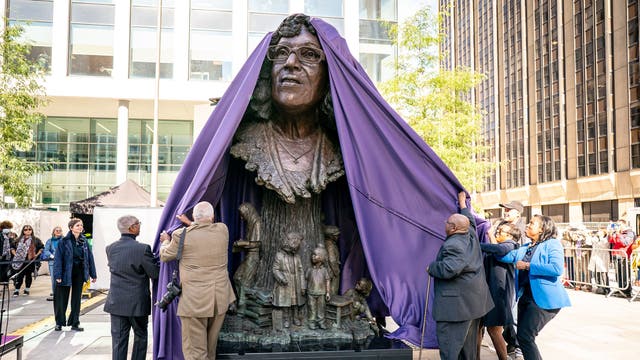 The family of Betty Campbell unveil the bronze sculpture of her during the unveiling of the statue in Central Square, カーディフ, of Betty Campbell, Wales' first black headteacher