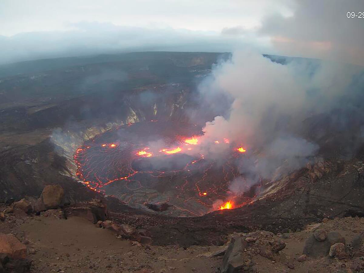 Hawaii’s Kilauea volcano erupts, lava fountains form in park
