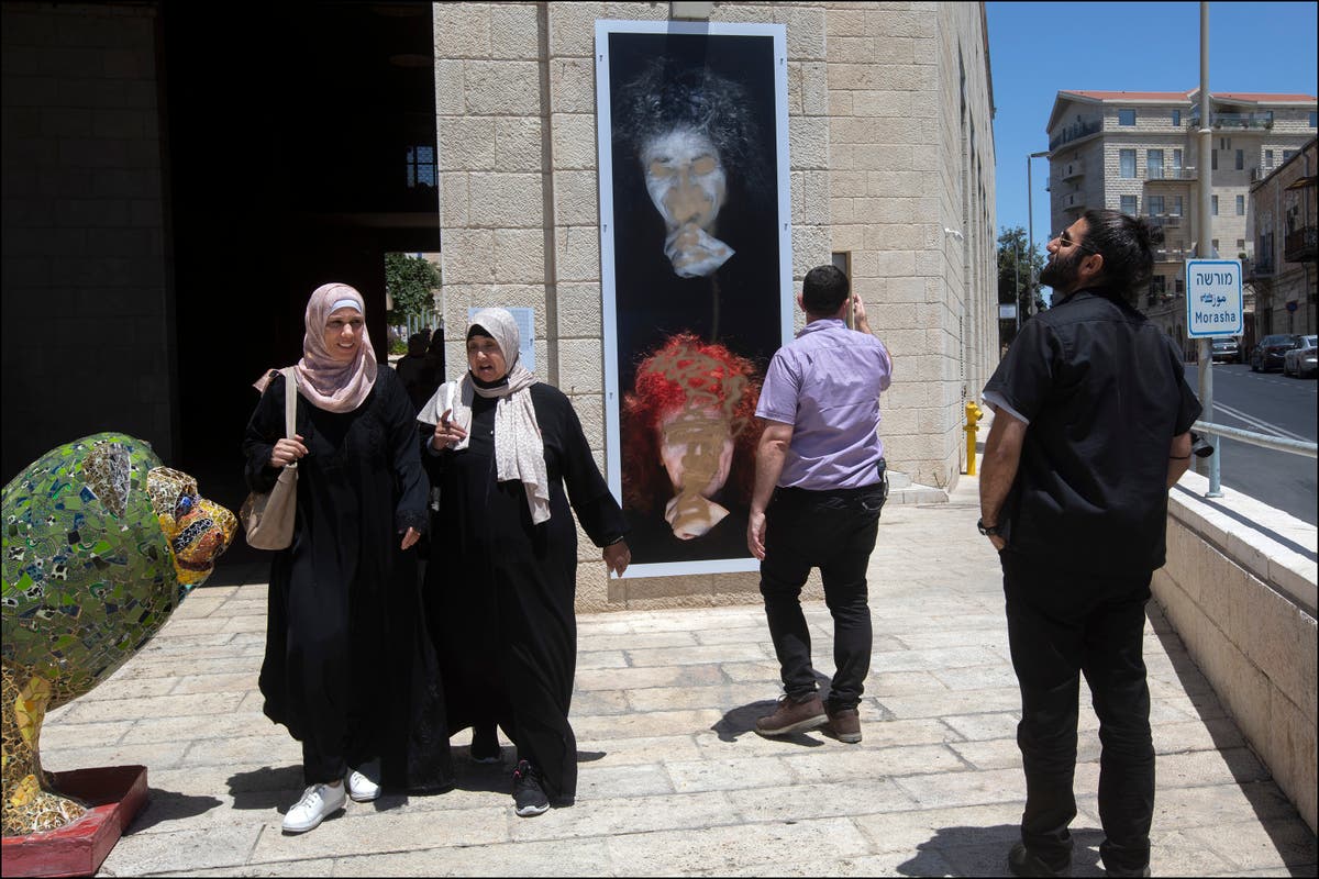 'Anti-feministiske' vandaler i Israel ødelegger bilder av kvinner