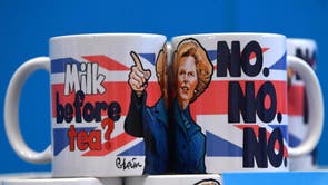 Canecas com o tema Margaret Thatcher à venda na conferência anual do Partido Conservador em Manchester