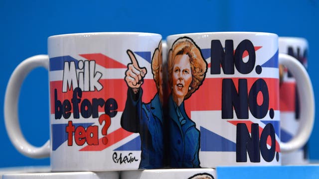 在曼彻斯特举行的保守党年度会议上出售以玛格丽特·撒切尔 (Margaret Thatcher) 为主题的杯子