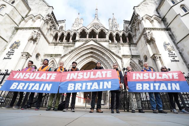 Des membres de « Isulate Britain » devant les Royal Courts of Justice de Londres, avant une audience sur l'injonction interdisant aux militants écologistes de bloquer le M25