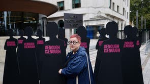 英国喜剧演员乔·布兰德在大都会警察总部新苏格兰场外摆出代表女性的剪裁剪影, 强调男性警官或前警官对妇女的暴力行为