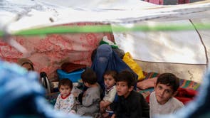 Afghanske barn som ble fordrevet fra andre deler av landet bor i midlertidige krisesentre i en leir i Kabul, Afghanistan,