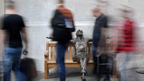 Les gens passent devant une sculpture grandeur nature du chanteur britannique John Lennon intitulée "Imaginer", par le sculpteur Lawrence Holofcener, affiché pour marquer ce qui aurait été le 81e anniversaire de l