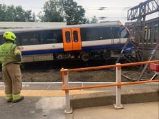 Dois feridos na estação Enfield durante o descarrilamento do serviço London Overground da hora do rush