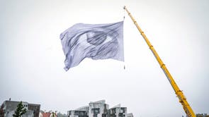 L'installation climatique aérienne de l'artiste suisse Dan Acher « We Are Watching » est dévoilée à Our Dynamic Earth à Édimbourg