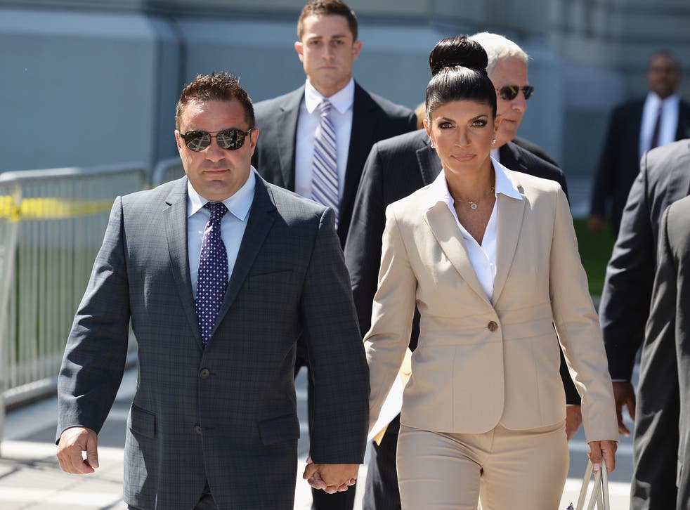 <p>Joe en Teresa Giudice verlaat die hof nadat hulle teregstaan ​​op aanklagte van bankroblskap en posbedrog </p>