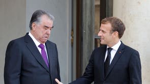フランスのエマニュエルマクロン大統領 (R) パリのエリゼ大統領宮殿でタジキスタンのエモマリ・ラフモン大統領に挨拶
