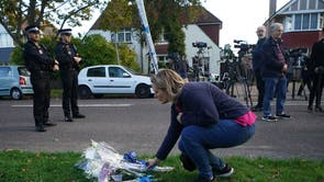 一个人在Eastwood Road North的Belfairs Methodist Church附近的现场献花, Leigh-on-Sea, 埃塞克斯, 保守党议员大卫艾姆斯爵士在选区手术中被刺伤数次后死亡. 一名男子已被捕，警官没有在寻找其他人