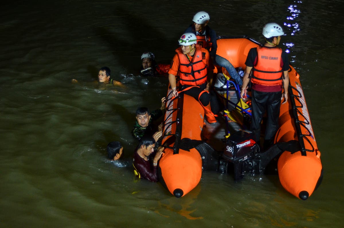 11 kids drowned, 10 rescued in Indonesian river cleanup 