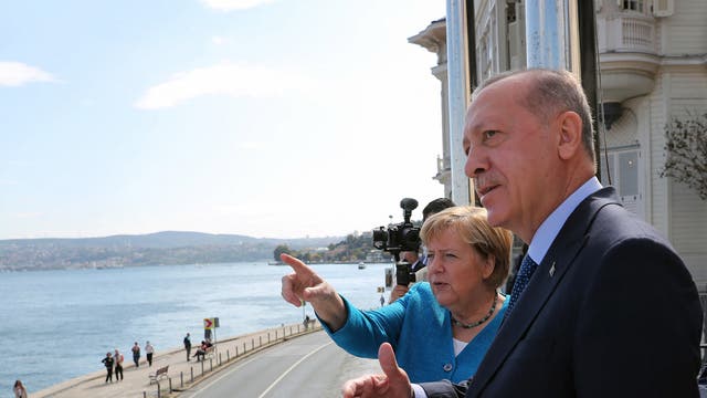 トルコのレジェップ・タイップ・エルドアン大統領とドイツの首相アンゲラ・メルケルがイスタンブールでの最終公式会議に出席