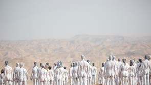 死海近くの砂漠でのインスタレーションの一環として、アメリカ人アーティスト、スペンサー・チュニックのヌードポーズをとる人々, アラドで, イスラエル