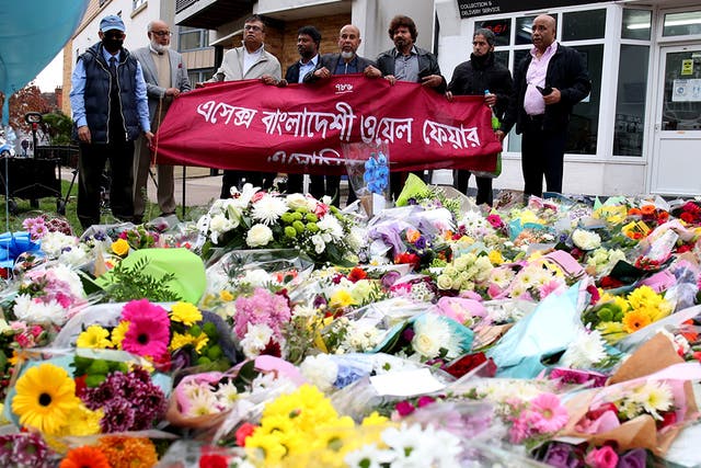 Medlemmer av Essex Bangladeshi Welfare Association viser respekt ved blomsterhyllest på stedet der Sir David Amess MP ble drept i Belfairs Methodist Church, i Leigh-on-Sea