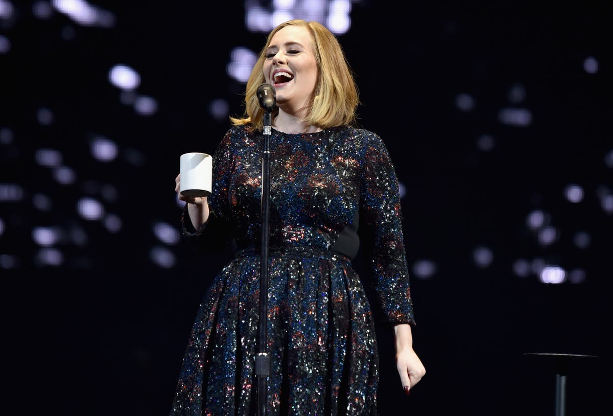 Adele ruim tee-kontroversie op wat deur Hello-musiekvideo ontketen is