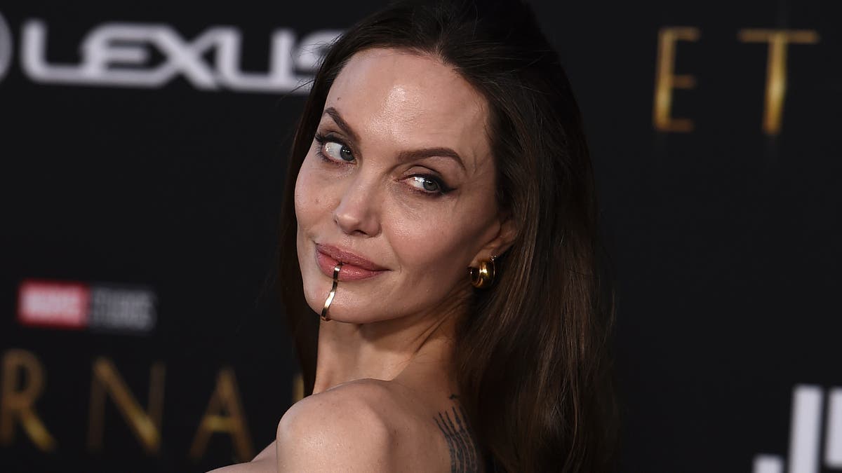 Angelina Jolie dra meningsverdelende 'chin cuff' op die rooi tapyt