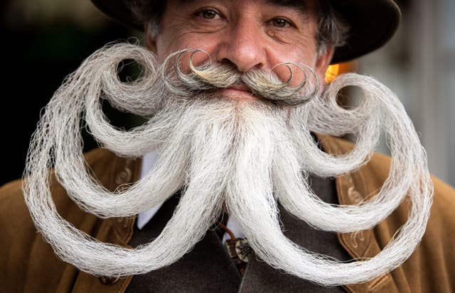 Le participant Norbert Dopf d'Autriche arrive pour les championnats allemands de la moustache et de la barbe 2021 au parc à thème Pullman City Western à Eging am See, Allemagne