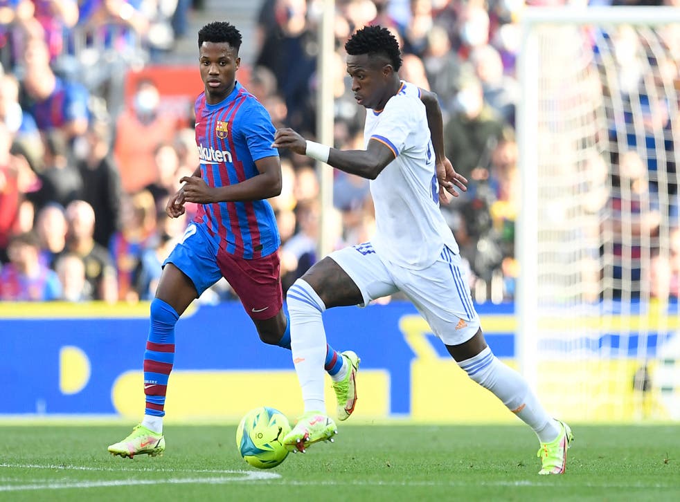 <p>Barcelona midfielder Ansu Fati challenges Real Madrid’s Vinicius Junior</p>