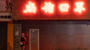 毎年恒例の香港マラソンに先立ち、ランナーがウォームアップ