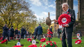 Tweede Wêreldoorlog-veteraan James White, 96, by die opening van die Edinburgh Garden of Remembrance, wat die begin van die herinneringsperiode aandui