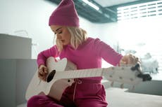 Katy Perry reprend la chanson emblématique des Beatles et parle de la maternité alors qu'elle joue dans la nouvelle campagne Gap