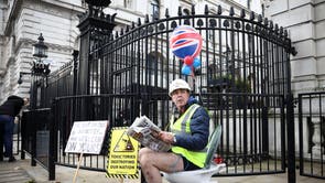 O ativista Steve Bray faz uma demonstração com um banheiro fora dos portões da Downing Street, depois que os deputados votaram no Parlamento contra o Projeto de Lei do Meio Ambiente, permitindo que as empresas bombeiem esgoto bruto para os rios e mares do Reino Unido,  em Londres