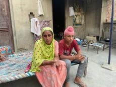 インドの農民の抗議で数百人が死亡したため、家族は対処に苦労しています。