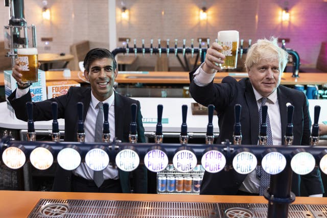 鲍里斯·约翰逊和里希·苏纳克在访问伯蒙德西的 Fourpure 啤酒厂期间, 伦敦, 在财政大臣宣布削减预算中的啤酒税之后