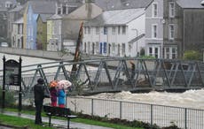英国天气: Hundreds told evacuate homes and railway lines blocked as flooding declared ‘major incident’