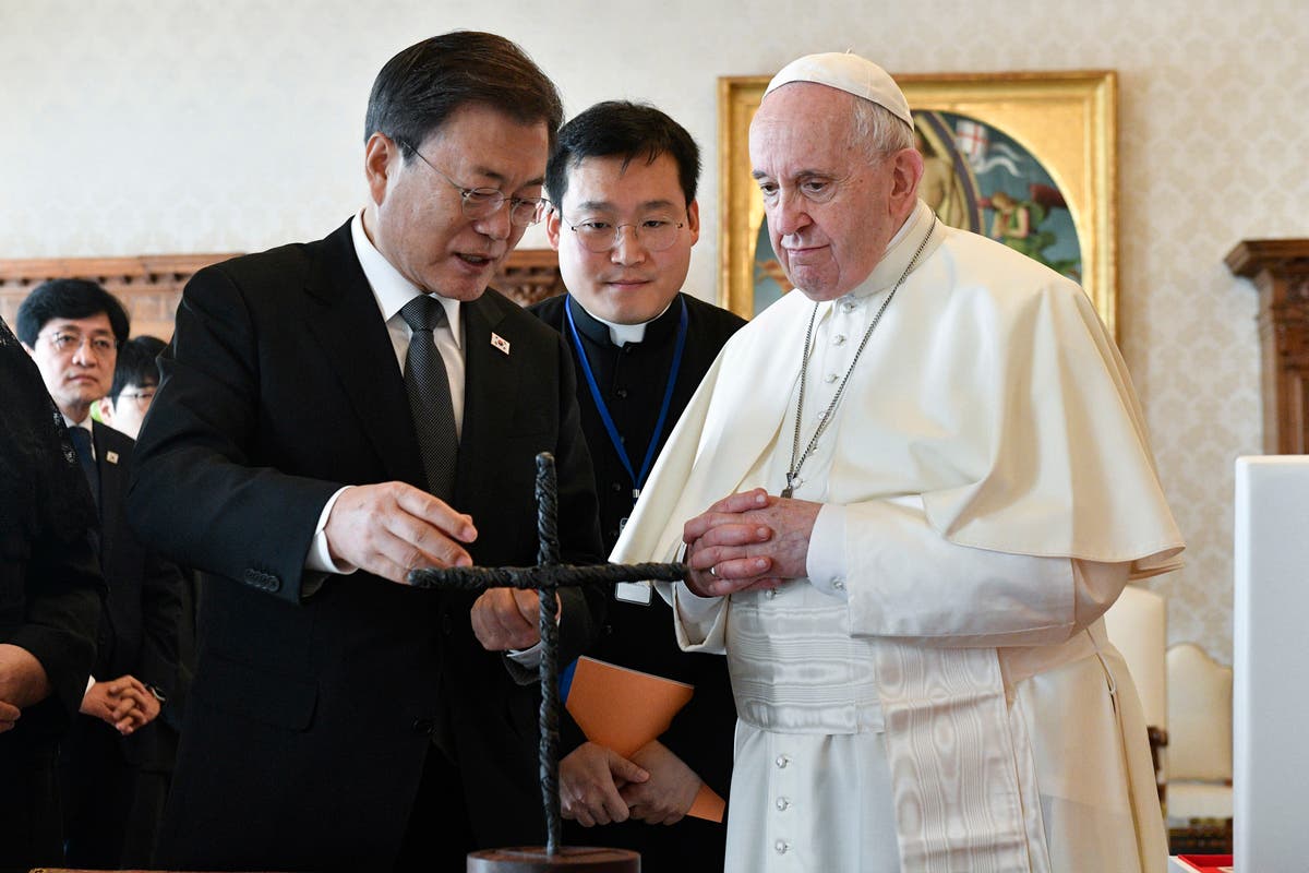 Moon tells pope a visit to North would help peace in Koreas