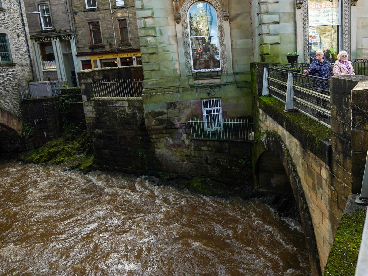 Flood warnings as parts of the UK see month’s worth of rainfall in 48 horas