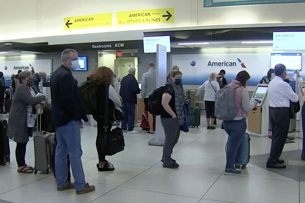 American Airlines cancels hundreds of weekend flights