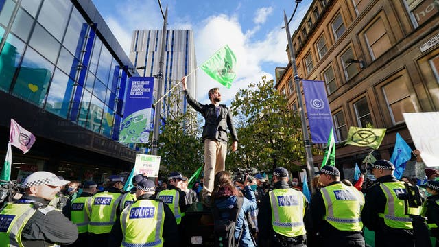 Politi og demonstranter ved en Extinction Rebellion-protest på Buchanan Street, under Cop26-toppmøtet i Glasgow
