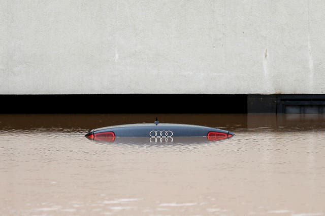 En bil flyter nedover en gate etter oversvømmelser i Otes nær Sarajevo, Bosnia og Herzegovina 