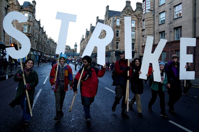 Manifestantes participam de uma manifestação organizada pela Coalizão Cop26 em Glasgow exigindo justiça climática global